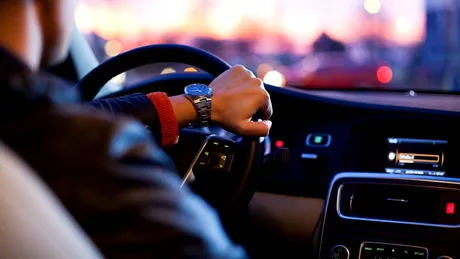 10 lucruri neobișnuite care te transformă într-un șofer mediocru