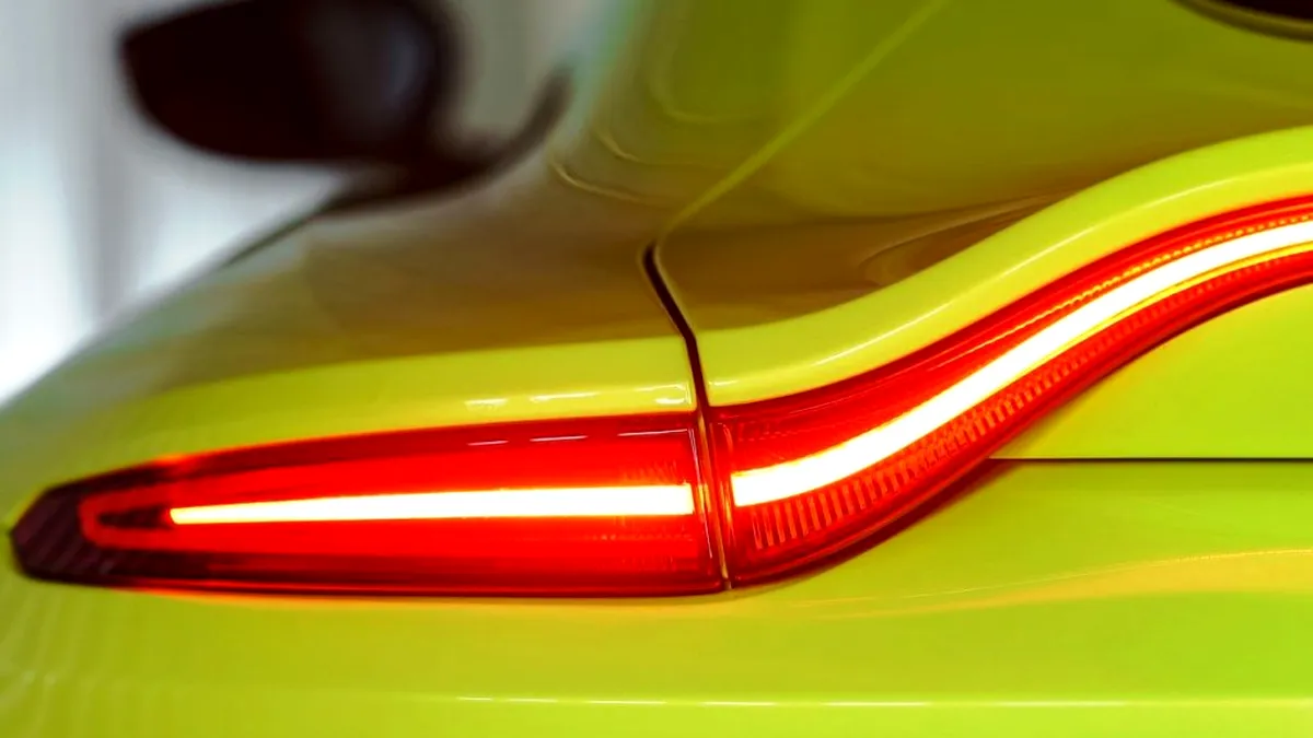 Aston Martin a publicat un teaser cu noul Vantage V12. Când este programat debutul?
