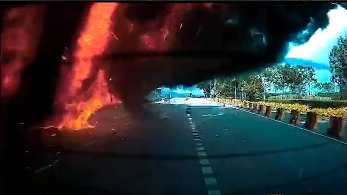 Avion prăbușit pe o autostradă. VIDEO cu imagini filmate de camerele de bord