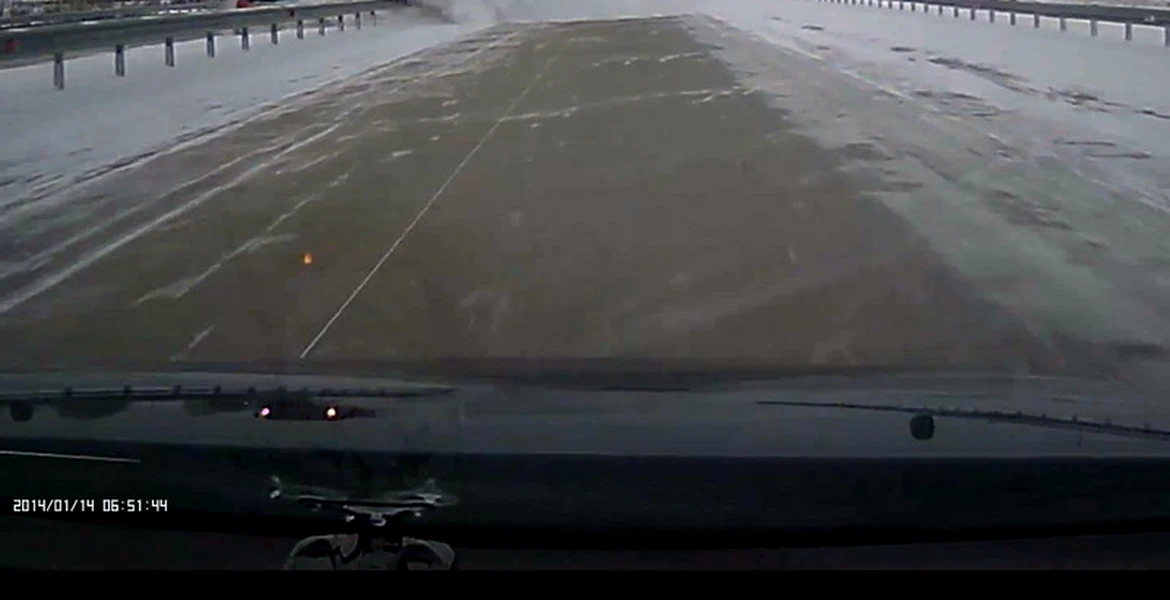 Nu, nu doar drumarii noştri nu ştiu să cureţe zăpada… VIDEO