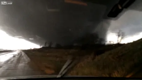 Cum se vede o tornadă de la trei metri distanţă. VIDEO