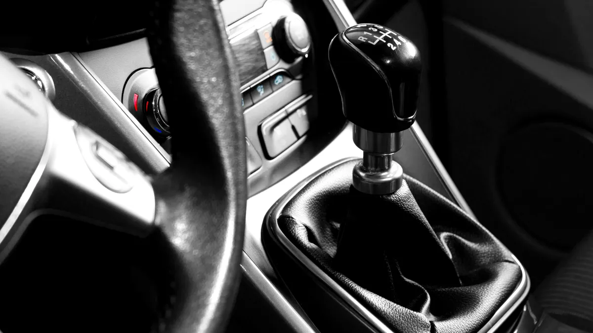 2025: Este legal să conduci „automată” dacă ai făcut școala de șoferi pe mașină cu o cutie manuală?