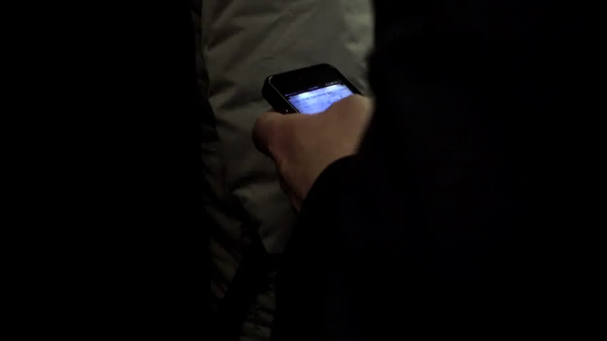 Şi miniştrii folosesc telefonul în timp ce conduc. Nici ei nu scapă de amenzi 