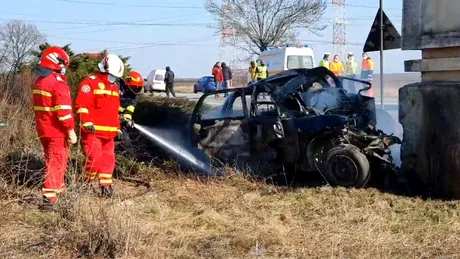 Accident cumplit la Slatina: mașina s-a făcut scrum. Video cu intervenția pompierilor