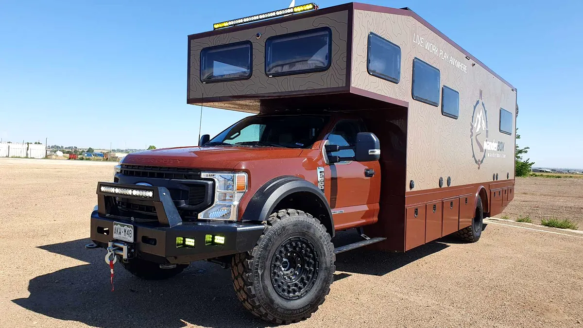 Un Ford F-600 a fost transformat într-o adevărată casă pe patru roți cu dormitor, bucătărie, baie și spațiu de lucru