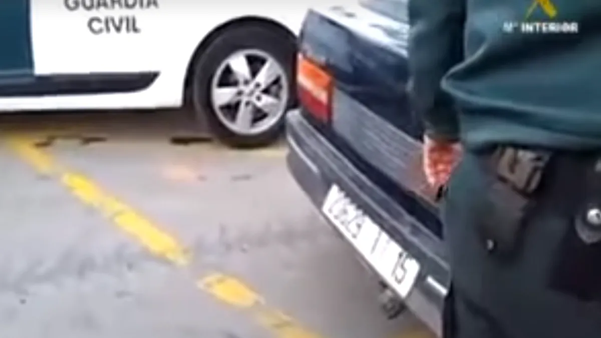 VIDEO. Refugiat ascuns în bara de protecţie a unei maşini