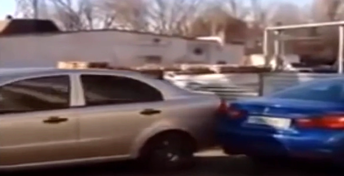 O şoferiţă beată din Rusia loveşte 17 maşini în timp ce vorbeşte la telefon. VIDEO