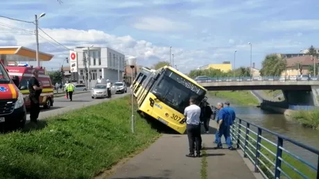 Autobuz cu 30 de persoane, la un pas să cadă în râul Cibin la Sibiu. Ce s-a întâmplat cu șoferul?