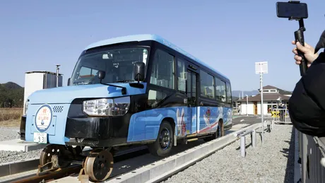 VIDEO. În Japonia s-a lansat primul autovehicul care poate fi și autobuz și tren