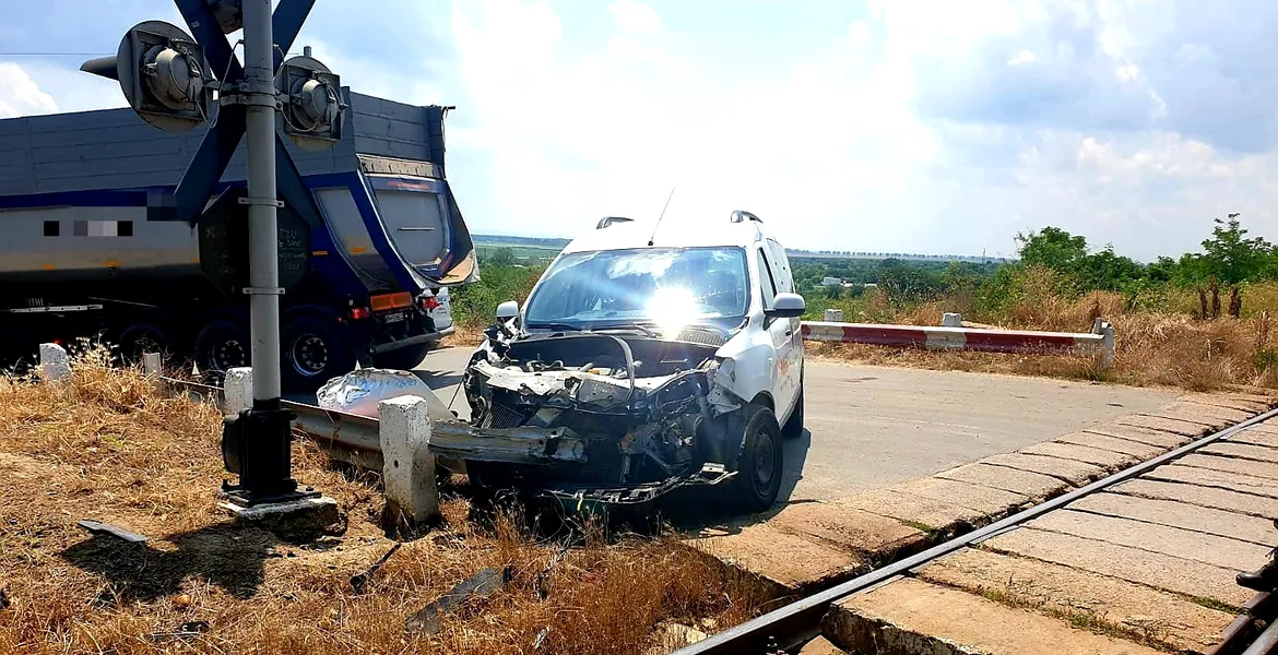 Un autoturism a fost acroșat de un tren în Giurgiu – FOTO