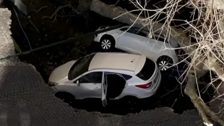 Un crater uriaș a „înghițit” două mașini pe o stradă din Napoli: „E un miracol că suntem în viață!” | VIDEO