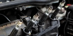 2025: La câți kilometri trebuie să schimbi bujiile la motoarele pe benzină?