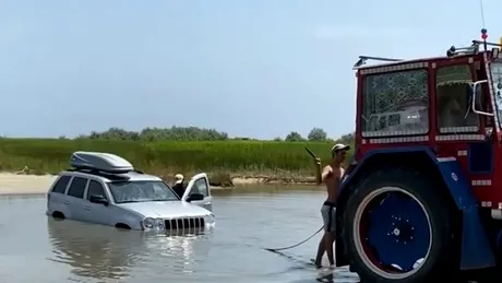 Au plecat cu SUV-ul spre Plaja Vadu, au ajuns cu tractorul | VIDEO