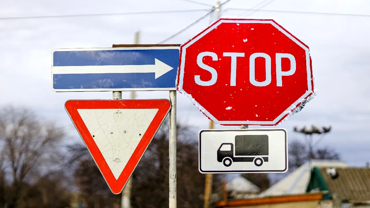 semne-de-circulatie-cedeaza-trecerea-stop 