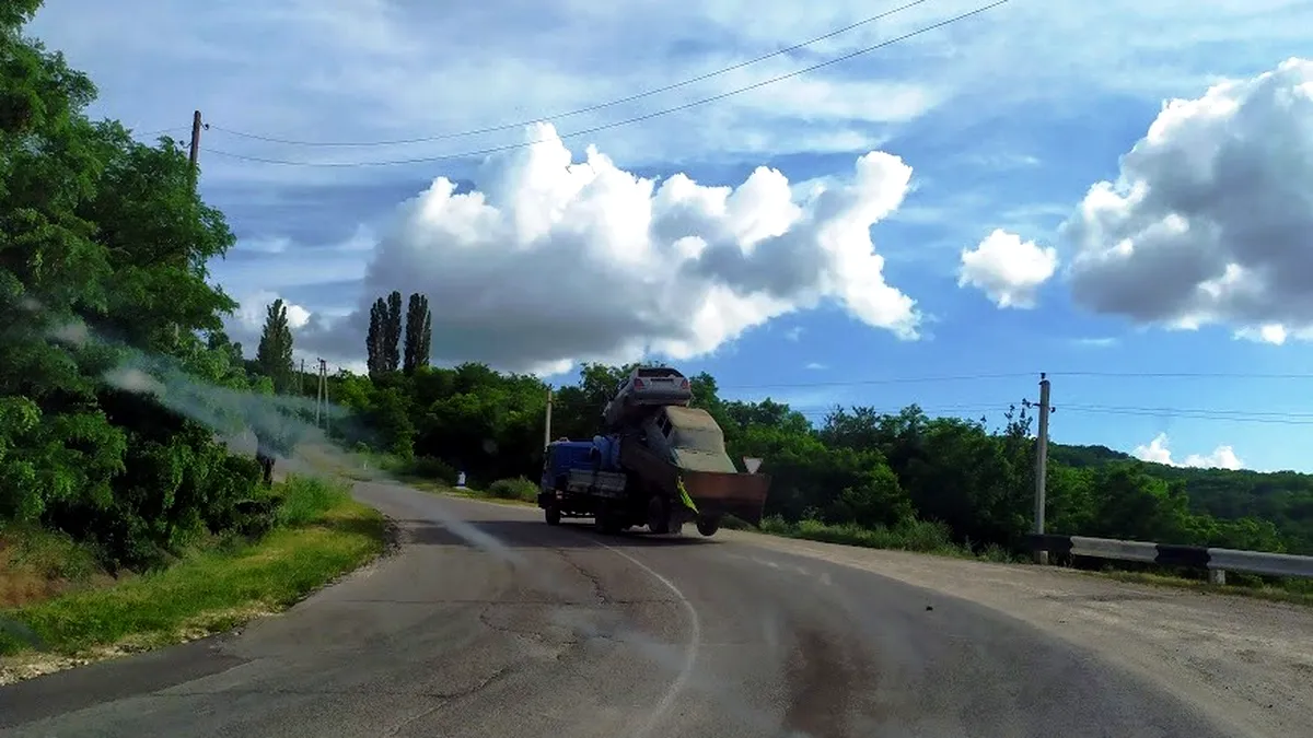 Modul periculos în care un șofer de camion transportă trei mașini. Ceilalți șoferi au crezut că nu văd bine