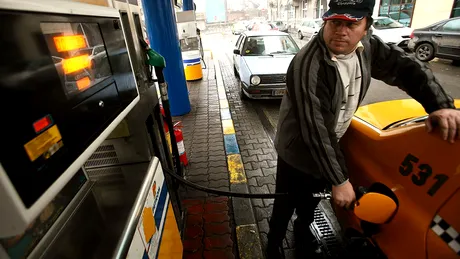 Benzina a depăşit din nou pragul de 5 lei pe litru. Cât din această sumă sunt taxe şi impozite