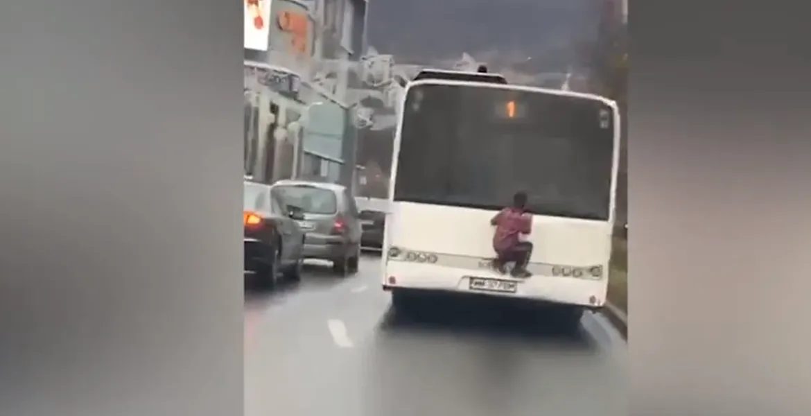 Cum călătoreşte un puşti de 11 ani pe „coada” autobuzului: Transport gratuit cum a promis domnul primar – FOTO