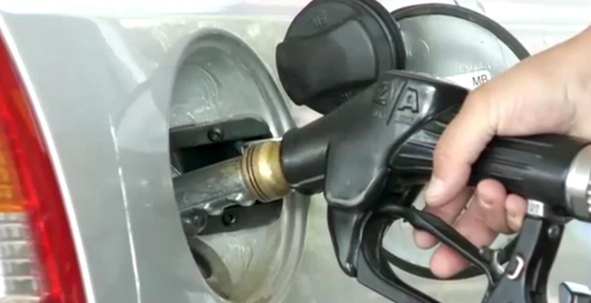 Cât trebuie să muncească un român pentru un plin de benzină [VIDEO]