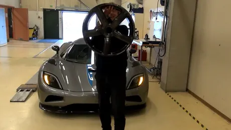 VIDEO: Cât de uşoare sunt jantele de pe Koenigsegg Agera R?