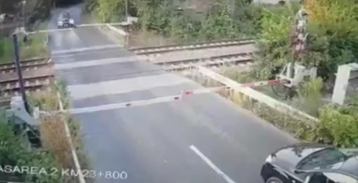 Un șofer rupe barierele de la trecerea la nivel cu calea ferată. Nu se observă intenția de frânare – VIDEO