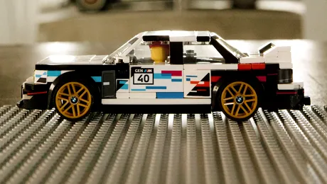<span class='prepend'>Foto |</span> BMW M3 aniversează 40 de ani, iar bavarezii celebrează printr-un set Lego inspirat din prima generație, E30
