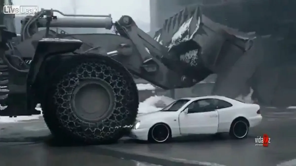 Volă vs. Mercedes-Benz. Cine câştigă? VIDEO