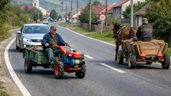 Situația ciudată din noul Cod Rutier 2026: Poți circula cu o căruță pe drumul public, dar nu cu motocultorul. De ce?