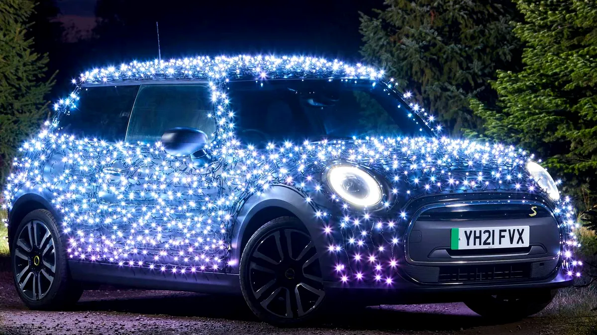VIDEO. Un Mini electric a primit mii de luminițe de Crăciun. Din ce motiv?