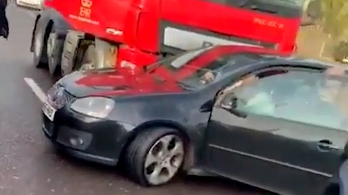 Un șofer de tir a împins o mașină pe șosea zeci de metri fără să-și dea seama