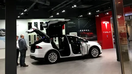 Tesla Model 3 va avea o versiune 4X4, cu două motoare