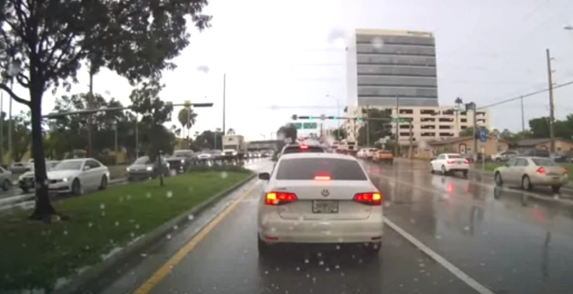 Un BMW care nu semnalizează schimbarea benzii provoacă un accident – VIDEO