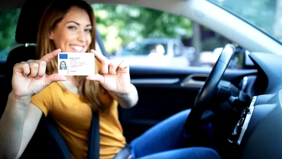 Deținerea unui permis de conducere crește șansele întâlnirilor romantice. Gestul care le poate distruge