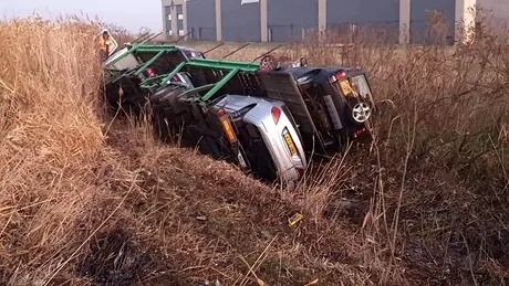 Un camion care transporta autoturisme s-a răsturnat pe autostradă