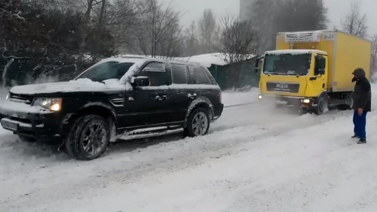 Range Rover Sport la datorie în Rusia: scoate camioane din bucluc. VIDEO