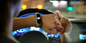 Ai un smartwatch? Gestul făcut la volan care te poate costa scump dacă șofezi în Marea Britanie 
