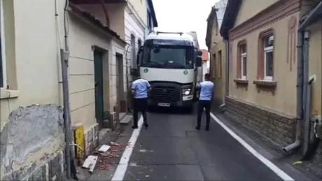 Imagini incredibile la Brașov. Un TIR a rămas blocat pe o străduță îngustă