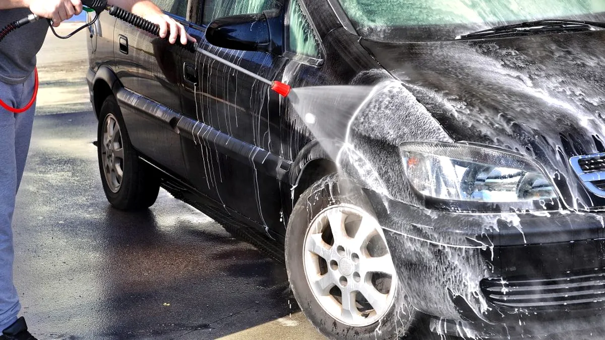 Cei mai mulți șoferi comit aceste greșeli când își spală mașina