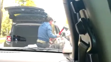 Un șofer scoate toporul din portbagaj după ce un altul l-a enervat în trafic în București. VIDEO