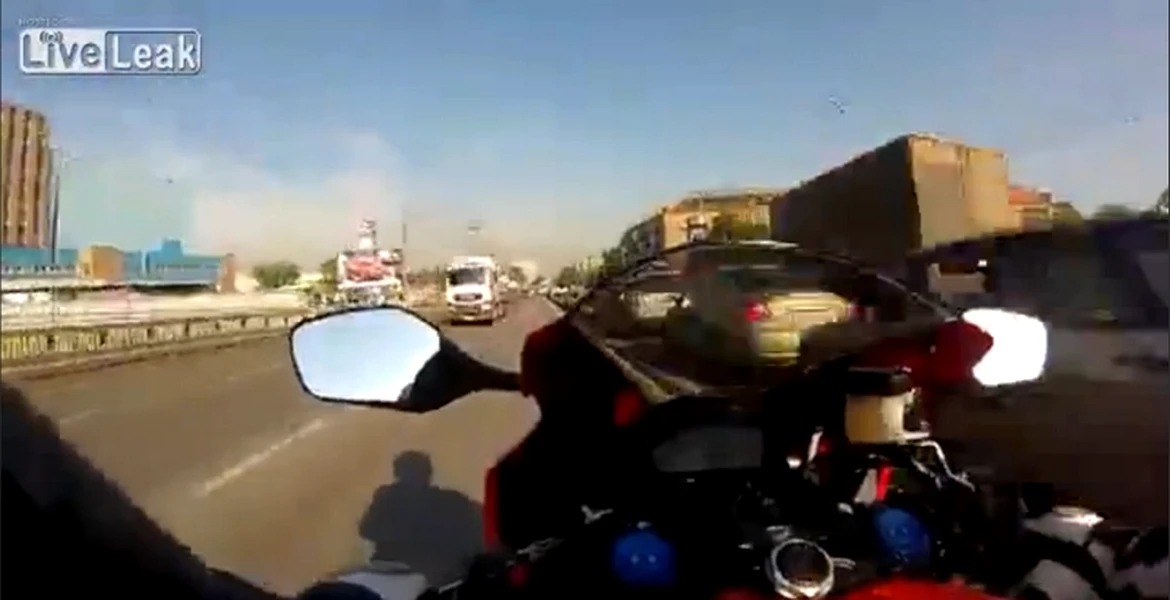 Knight Rider de Rusia – cum scapă un biker de trafic! VIDEO