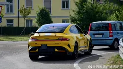 Ferrari face teste cu mașina electrică de la Xiaomi. Un exemplar a fost surprins ieșind pe porțile de la Maranello