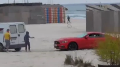VIDEO - A vrut să arate tuturor că are Ford Mustang, dar s-a făcut de râs pe plaja din Mamaia