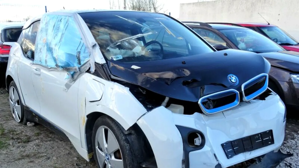 Câți bani cere un vânzător pentru acest BMW făcut praf și cu airbagurile sărite?