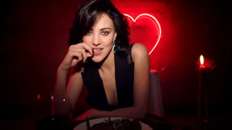 ELIZA Cummings apare în cea mai incitantă reclamă la Valentines Day