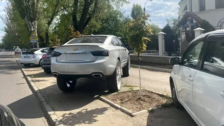 A fost văzută mașina cu cele mai mari roți din Republica Moldova. A parcat la biserică!