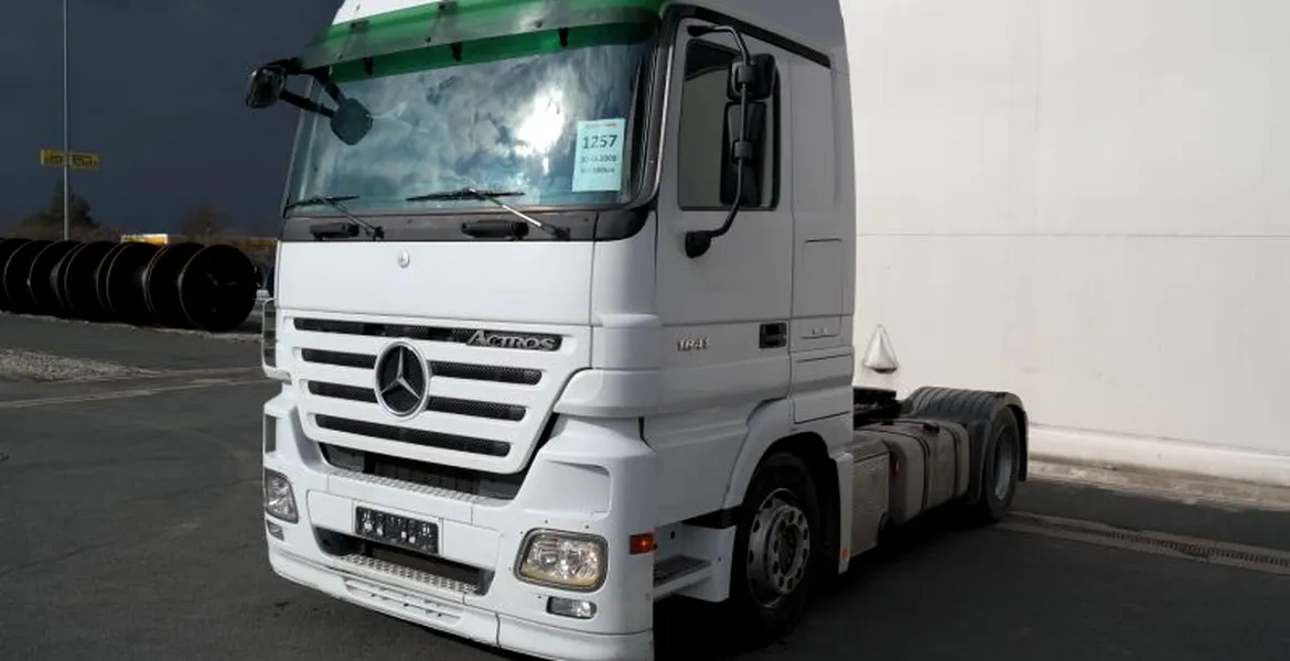 Preţ bun pentru cap tractor Mercedes şi semiremorcă pentru transport