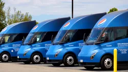 Livrările în masă pentru camionul Tesla Semi vor începe săptămâna aceasta, la patru ani după ce primele unități au fost livrate unor anumite companii