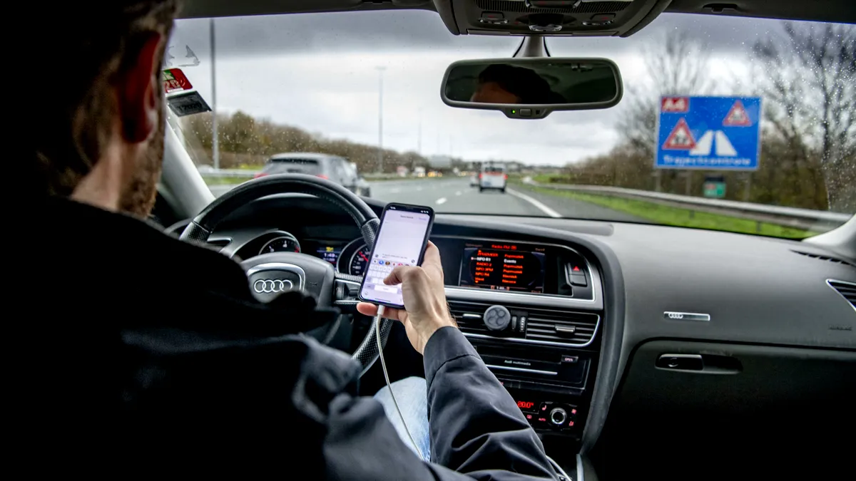 Au început testele pentru noul permis de conducere digital. Când va deveni disponibil documentul?