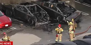 Două Tesla Cybertruck au ars într-o parcare. Autoritățile nu știu încă de la ce a pornit incendiul