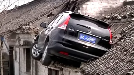 Un şofer a încercat să-şi ia zborul cu o Honda CR-V [VIDEO]