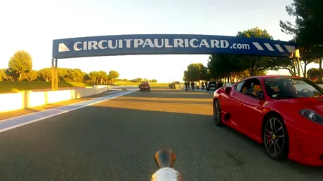 Ferrari 430 Scuderia învaţă o lecţie despre viteză de la o bicicletă cu reacţie [VIDEO]